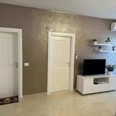 Aura Apartment *